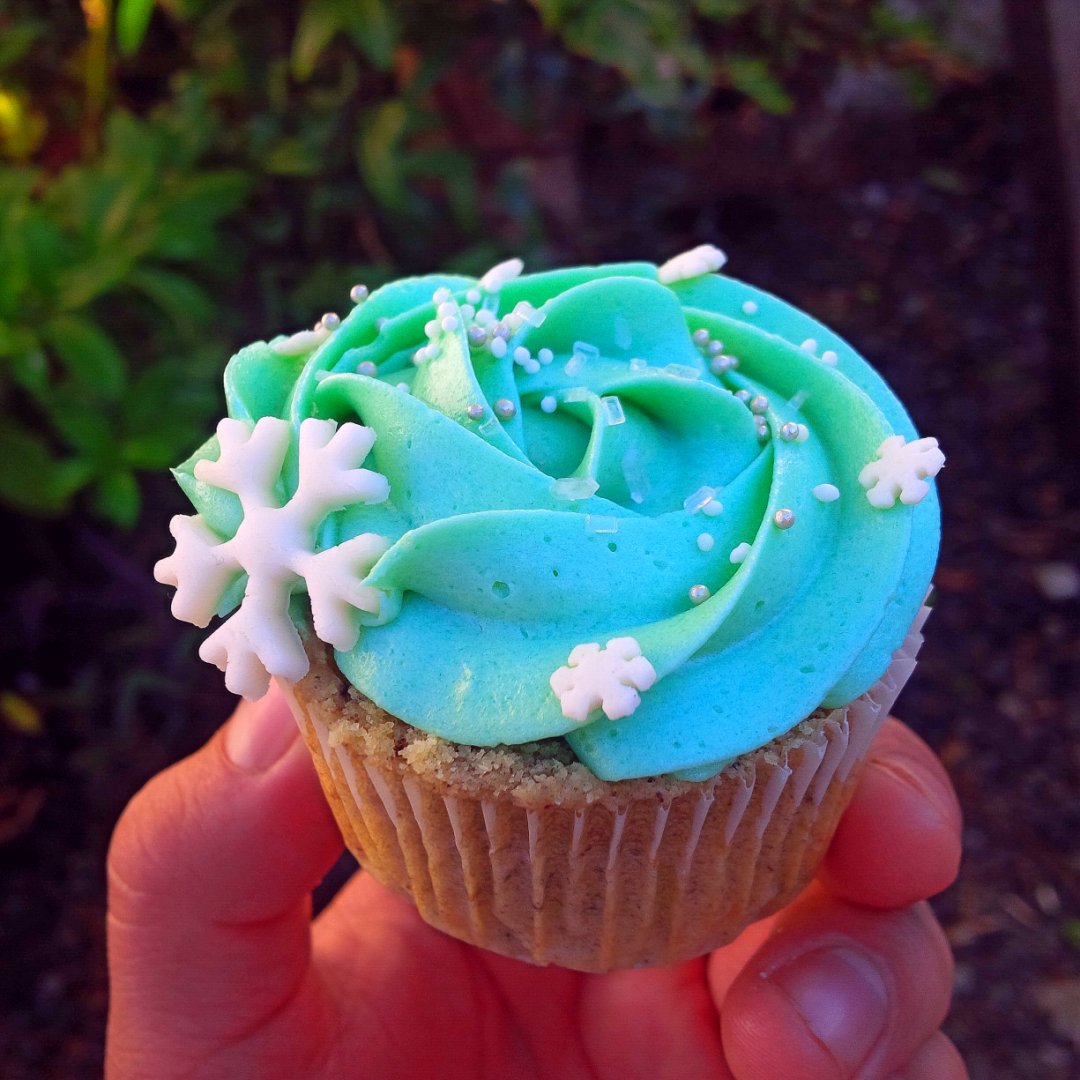 cupcakebyvannis's tweet photo. #chritmascupcake #cupcakesnavidad #wiltoncakes#cupcakesbyvannis #guatebakers #cupcakegrid #cake #fondant 👸✨💎💙❄⛄🎄 https://t.co/7smzy05BNg