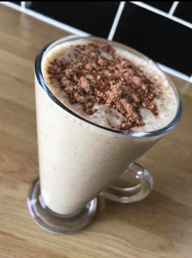 laureneloise1's tweet photo. After my morning work out 🏋 I treat myself with this delicious smoothie!

#vanillaLYBcomplete
1/4 tsp cinnamon 
1/4 tsp ground ginger 
1 tsp vanilla abstract 
1 cup of almond milk 
1 frozen banana 🍌 

A pinch of nutmeg 😍

#LYB
#inspiringTransformation https://t.co/ZDKF72nLMb