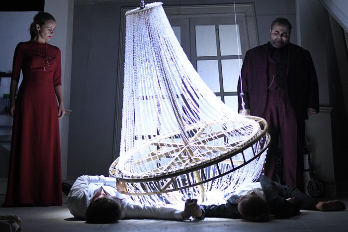 Finché morte non ci separi? #AmbraAngiolini e <a href="/CremonMatteo/">matteo cremon</a> vi aspettano ancora stasera e domani per #LaGuerradeiRoses. Vi aspettiamo! #IoVadoAlManzoni