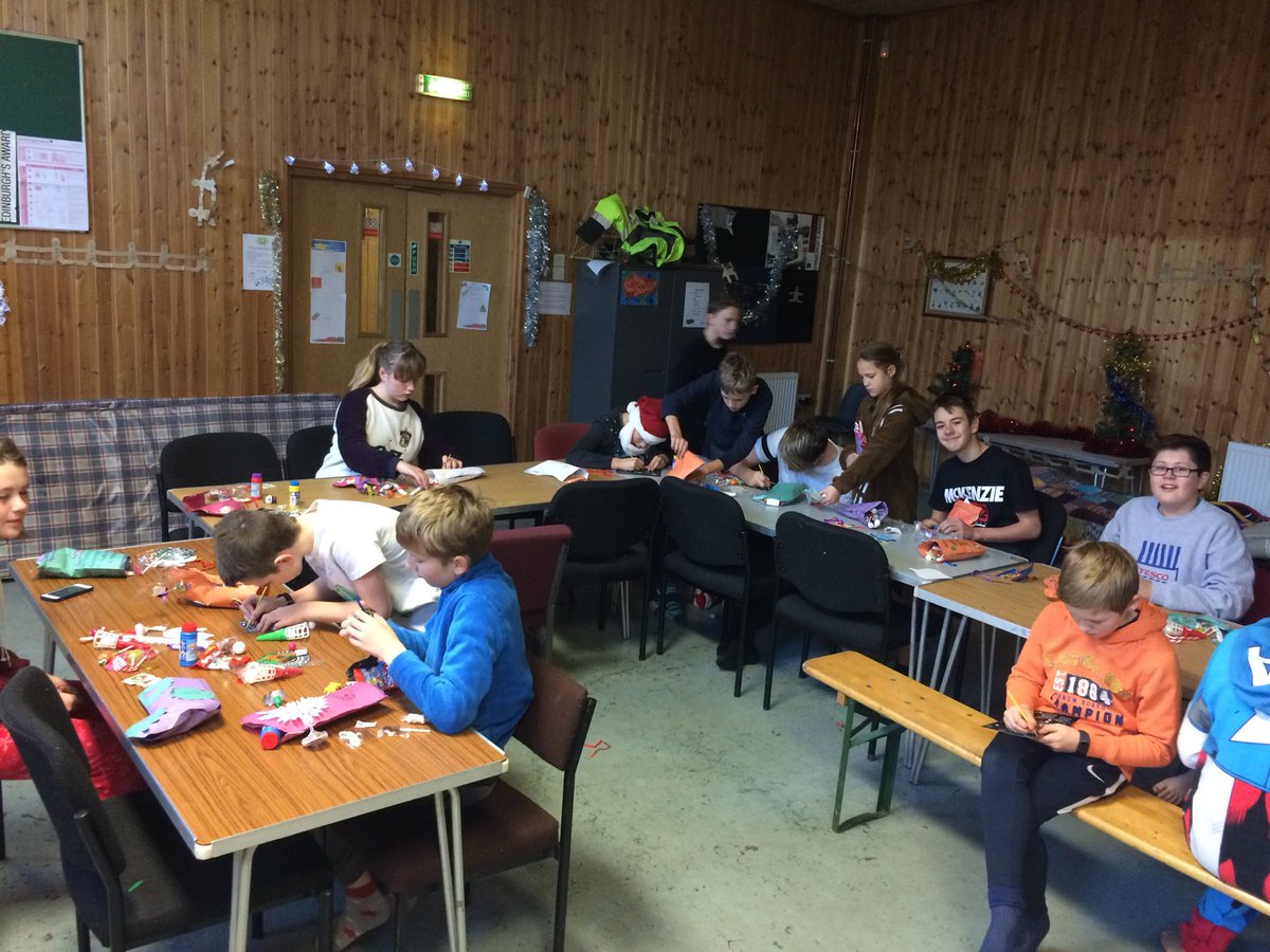 braytonscouts's tweet photo. First night at Christmas camp!! 🎄 great night with a movie and lots of Christmas crafts https://t.co/BJwK0498lu