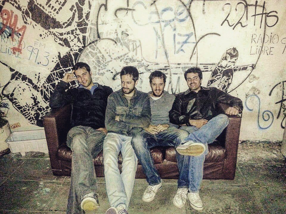genespontanea's tweet photo. Entrada Nro. 42 - Primer Salon Pueyrredon.
Estábamos felices de tocar en Salon Pueyrredon, con una banda conocida y en un recital con publicidad en Rock &amp; Pop y Vorterix. Los equipos e instrumentos los ponía la banda principal. Solo teníamos que llevar gente. (...) https://t.co/hfRrRhn2QK