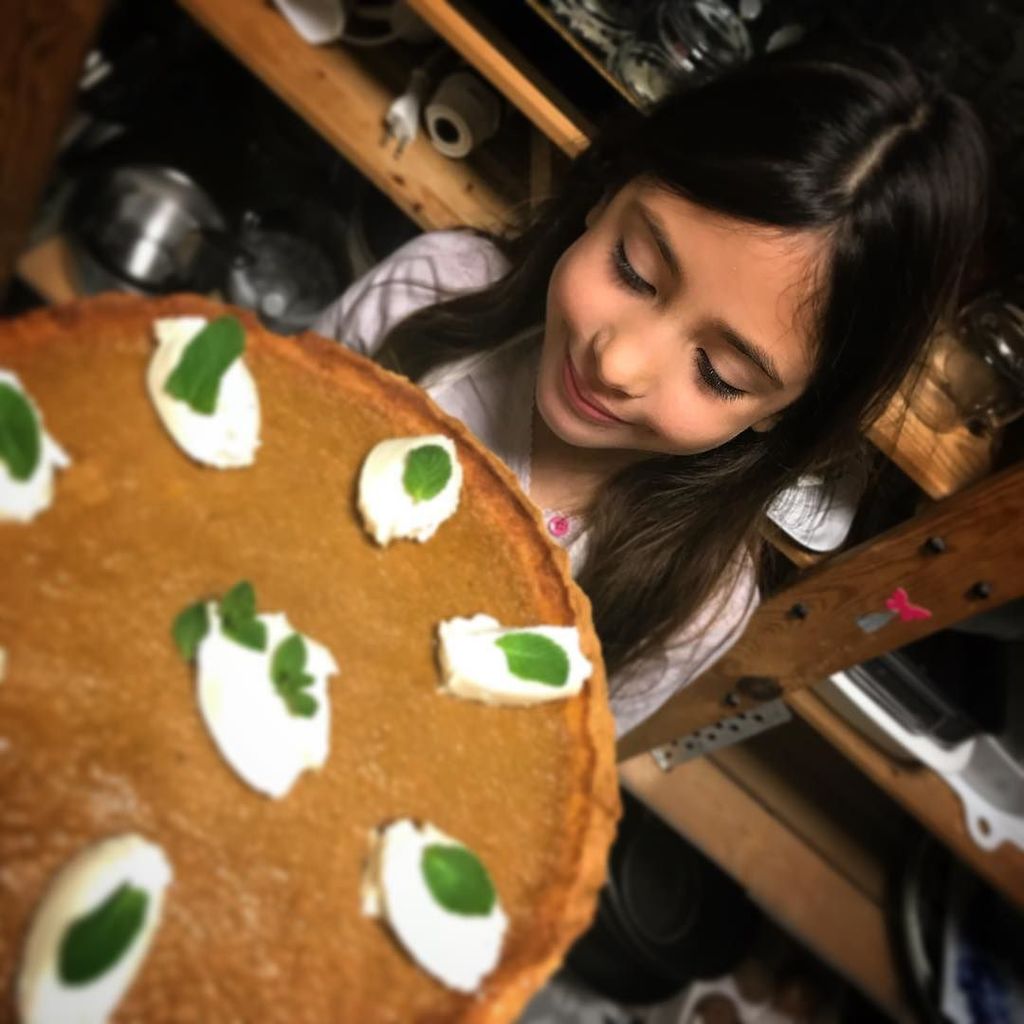 Cocinapichones's tweet photo. Julieta ha decorado el #pumpkinpie de @latarru con quenelles de nata &amp; haba tonka 😍 #cooking #thanksgiving #cook #cocinando #cuinant #kochen #food #foodlove #foodie #instafood #foodlover #comida #essen #cibo #yummy #yum #gnam #ñam #citygirl #cookingg… https://t.co/CPQ2lMSxhl https://t.co/9tbaeqdtGS