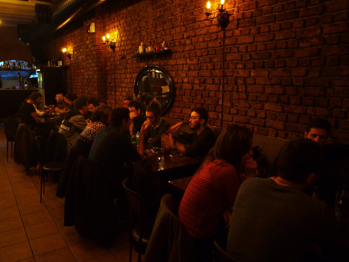 Tatlı ve sıcak bir orta kat hikayesi.
#cafe #pub #bar  #taksim #saturday #cumartesi #music #beer #bira #kokteyl #telsokak #shot #art