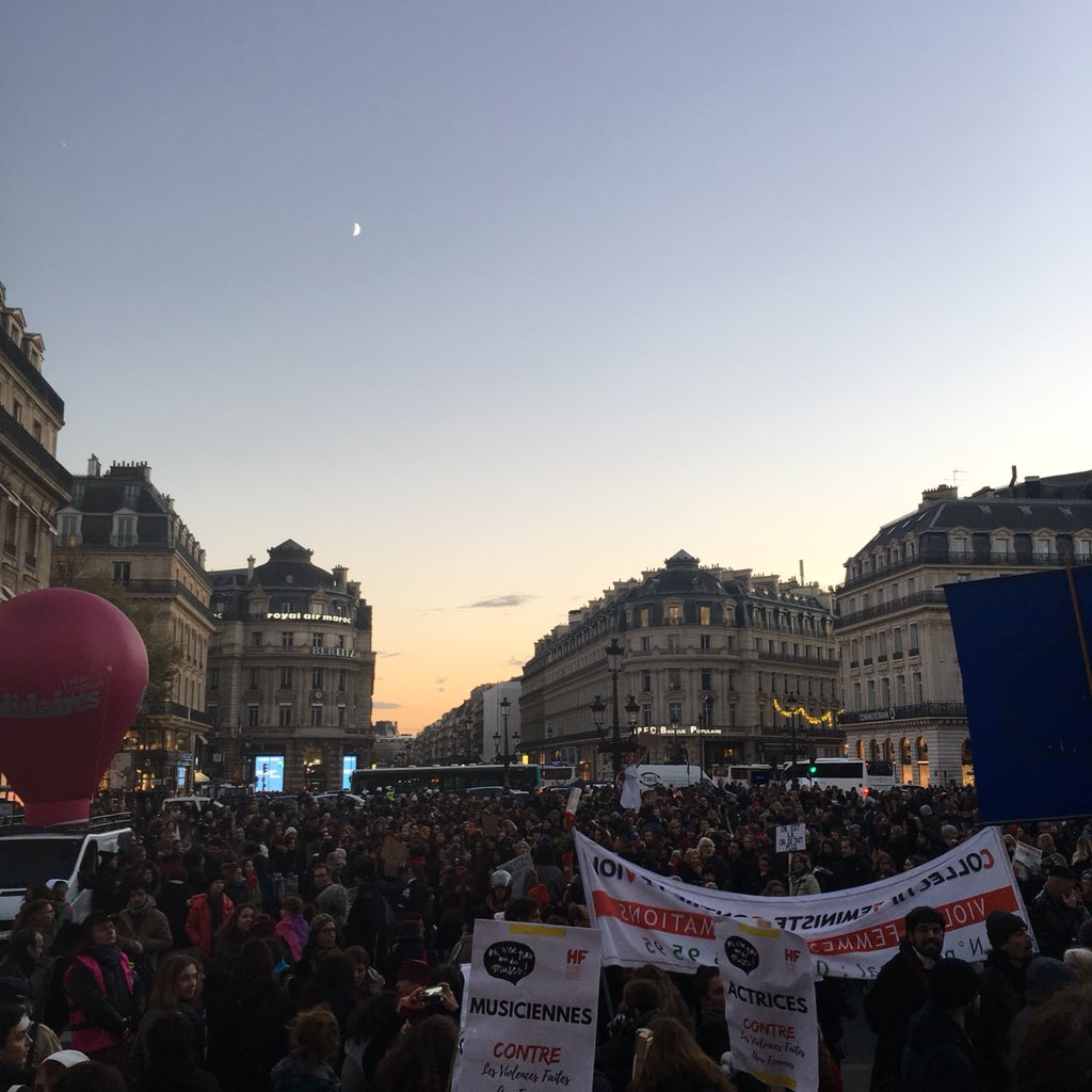 lapoudretv's tweet photo. Manifestation vibrante d’indignation mais aussi de poésie et de sororité en cette journée internationale de l’élimination des violences à l’égard des femmes ✊️Tant de chants, tant de voix ♥️ Grande hâte de diffuser tout ça ✨#25novembre https://t.co/GrjuSwAMBp