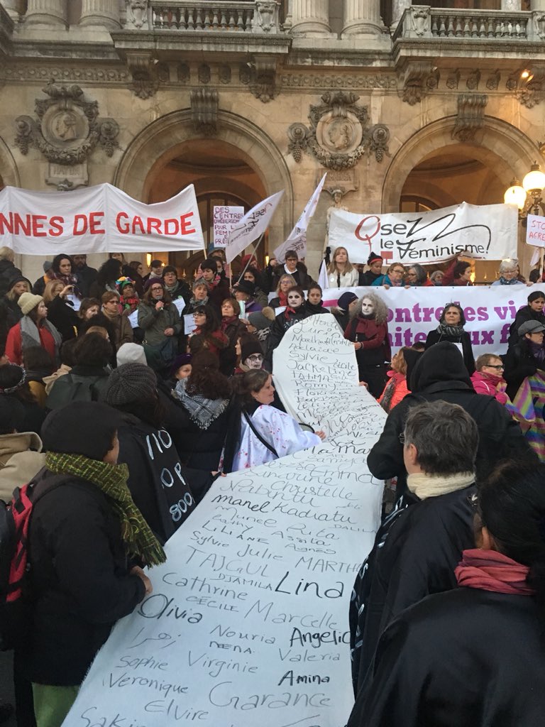 lapoudretv's tweet photo. Manifestation vibrante d’indignation mais aussi de poésie et de sororité en cette journée internationale de l’élimination des violences à l’égard des femmes ✊️Tant de chants, tant de voix ♥️ Grande hâte de diffuser tout ça ✨#25novembre https://t.co/GrjuSwAMBp