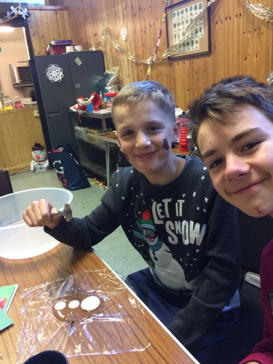 braytonscouts's tweet photo. 🎄Christmas Afternoon and we’re making snowmen, chocolate Christmas moulds and Paracord braclets! Full Christmas dinner soon :) mmmmmm! 🎅🏻 https://t.co/NU5mum7ATJ