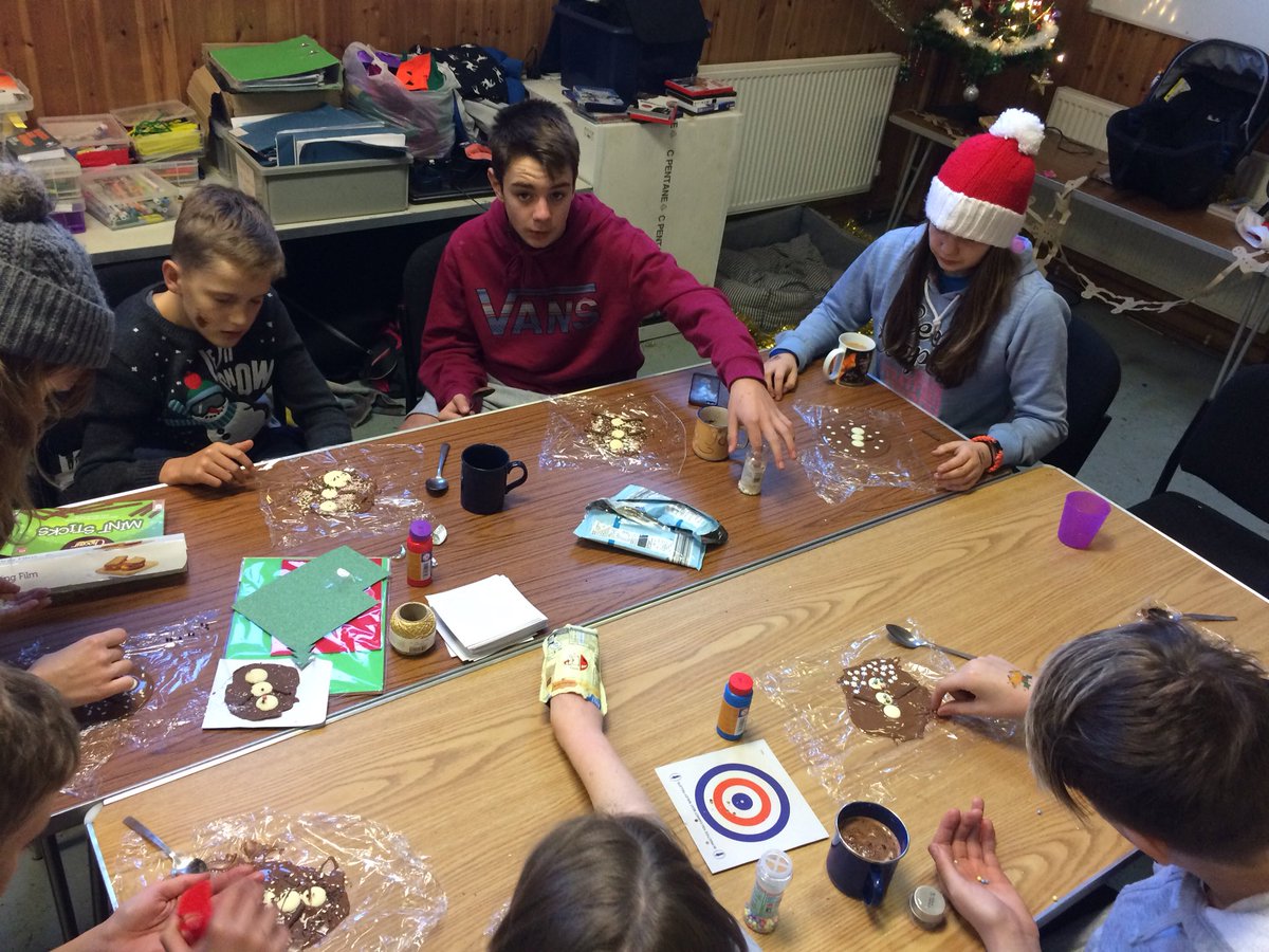 braytonscouts's tweet photo. 🎄Christmas Afternoon and we’re making snowmen, chocolate Christmas moulds and Paracord braclets! Full Christmas dinner soon :) mmmmmm! 🎅🏻 https://t.co/NU5mum7ATJ