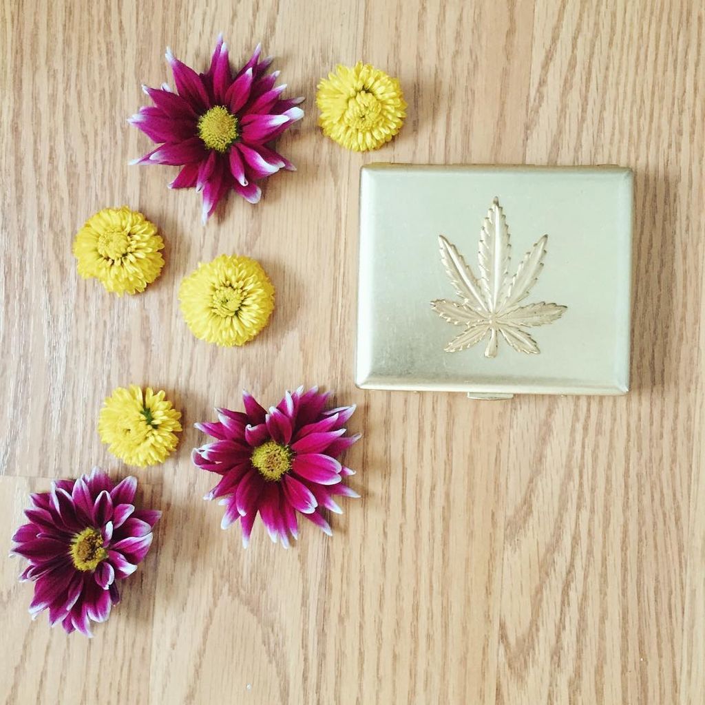 SmokiesToke's tweet photo. Today is #smallbusinesssaturday #shopsmall #smallbiz photo by @herbanlotus of our #jointcase. #stockingstuffer #weedgifts #christmas https://t.co/YgcZNkPP84
