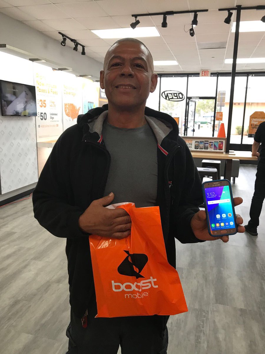 MobilesWireless's tweet photo. Blackfriday with happy customers who switch to Boost Mobile!!👏🏻👏🏻👏🏻👏🏻 Welcome aboard!!! @MobilesWireless @giancarlocv77 @mayagarner ☝🏻☝🏻☝🏻 https://t.co/PhWrQtRFzF