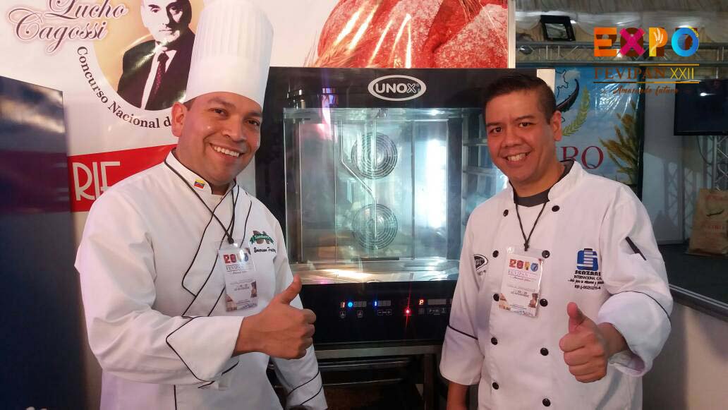 FEVIPAN's tweet photo. @taobakerbarista y @emersonpastelero haciendo historia en el mundo de la pastelería en Venezuela con reconocimiento en el mundo. #ExpoFevipan2017  #Unox #Senzani  #ExpoFevipan2017 #ApostamosAlÉxito #FortalecidosEnLaAdversidad #AmasandoFuturo https://t.co/17pBEL9PqE