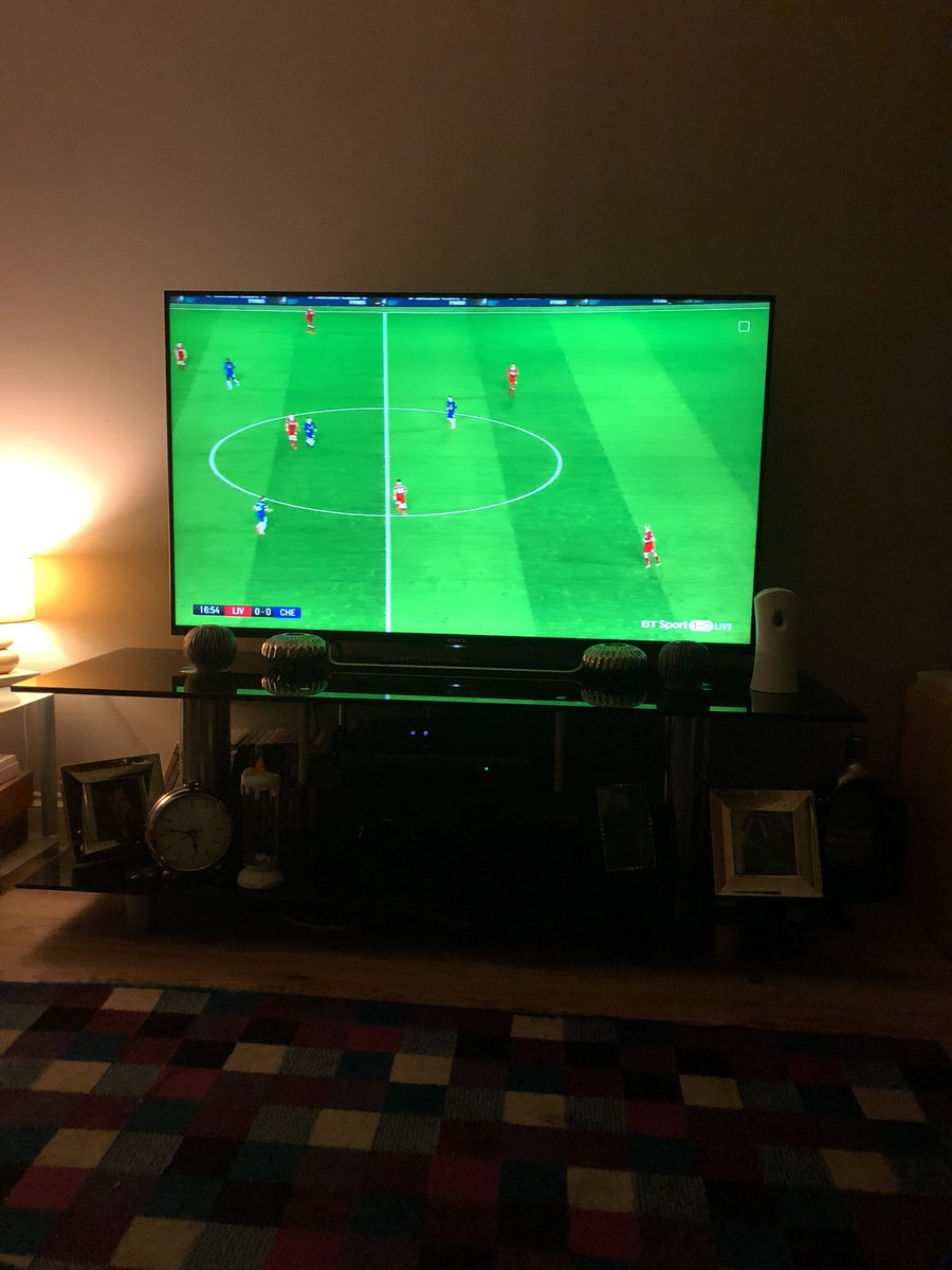 Jochelsealewis's tweet photo. @ChelseaFC His and hers footy! #CFC #LFC #shesblue #hesred #quiethouse #premiereleague #MYSIDE #hisside https://t.co/CJVCw5ZDs8
