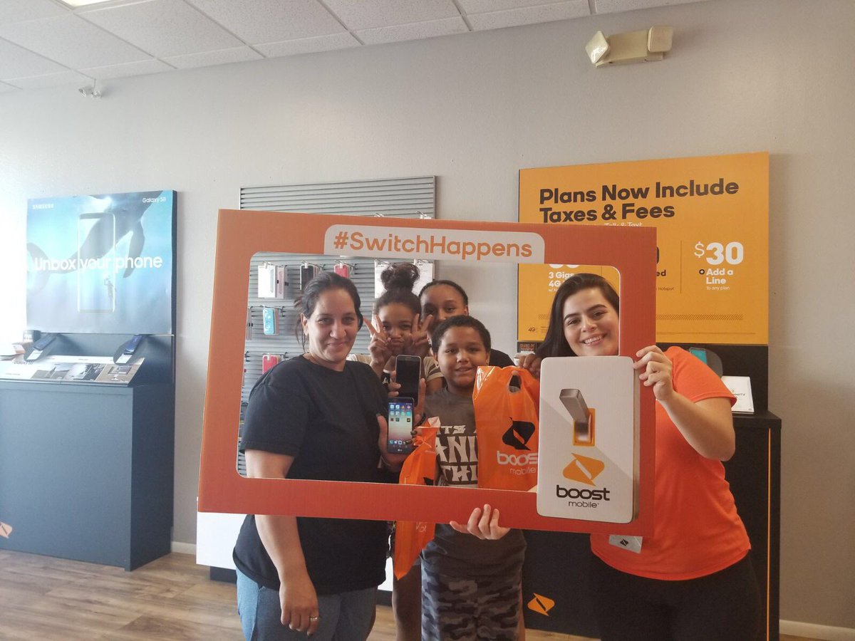 MobilesWireless's tweet photo. Blackfriday!! Happy customers!! We❤️helping customers. Switch today to Boost Mobile👏🏻👏🏻☝🏻📲 https://t.co/RtHQZB5RzJ