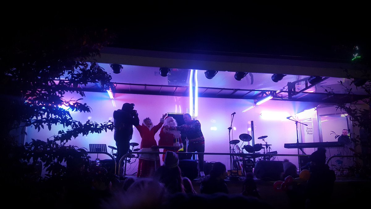 sophiestitch's tweet photo. @impaulharper of @HeartScotland Helping Santa &amp; Mrs Claus with Kirkintilloch light switch on! 🎉🎄 #jinglebells #turnupthefeelgood https://t.co/11wVWcznRt