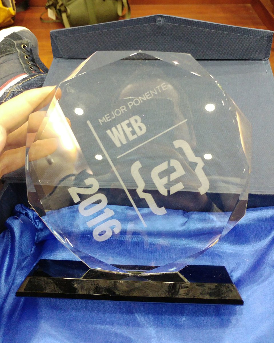 micael_gallego's tweet image. Qué ilusión me ha hecho haber recibido un premio a mejor charla web en #codemotion2016. Y lo curioso es que era sobre JavaScript (TypeScript en realidad) y no hubo (casi) ningún troleo ;) Gracias a todos, especialmente al jurado.
