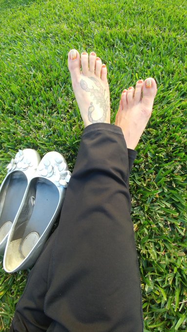 The grass is much more lush in Orlando https://t.co/VLx2JL7bjY<a href="/tag/footfetish"class="tags"><span>#footfetish</span></a><a href="/tag/femdom"class="tags"><span>#femdom</span></a>