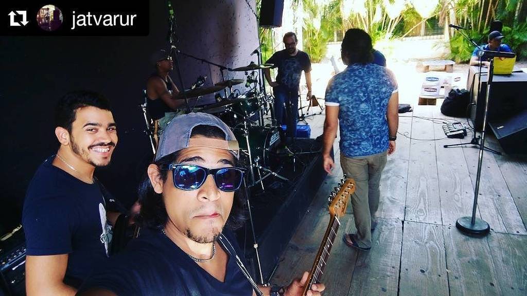 DronkRD's tweet photo. #Repost @jatvarur (@get_repost)
・・・
Soundchek ready!  aquí con lo muyayo @freddronk @unerschrocken @yosoywillie @afterworkrd #Falloutboytribute #opening #dronkrd #music #Soundchek #cinemacafe #rocanrol #Rock #Fenderstratocaster https://t.co/A6J6rVLv8R