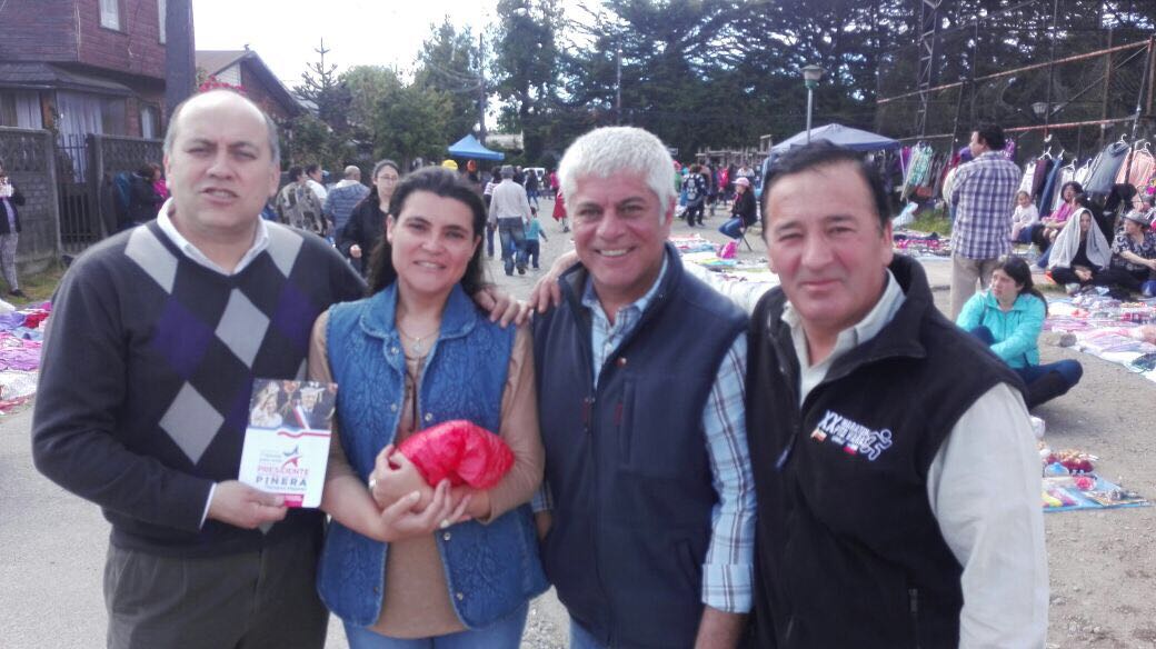 En la Feria de las Pulgas y el sector de Colón en #PuertoVaras, el diputado Felipe <a href="/DeMussy/">Felipe de Mussy</a> junto a un gran equipo escucharon y conversaron con la gente que quiere Tiempos Mejores. #PUERTAaPUERTAnacional