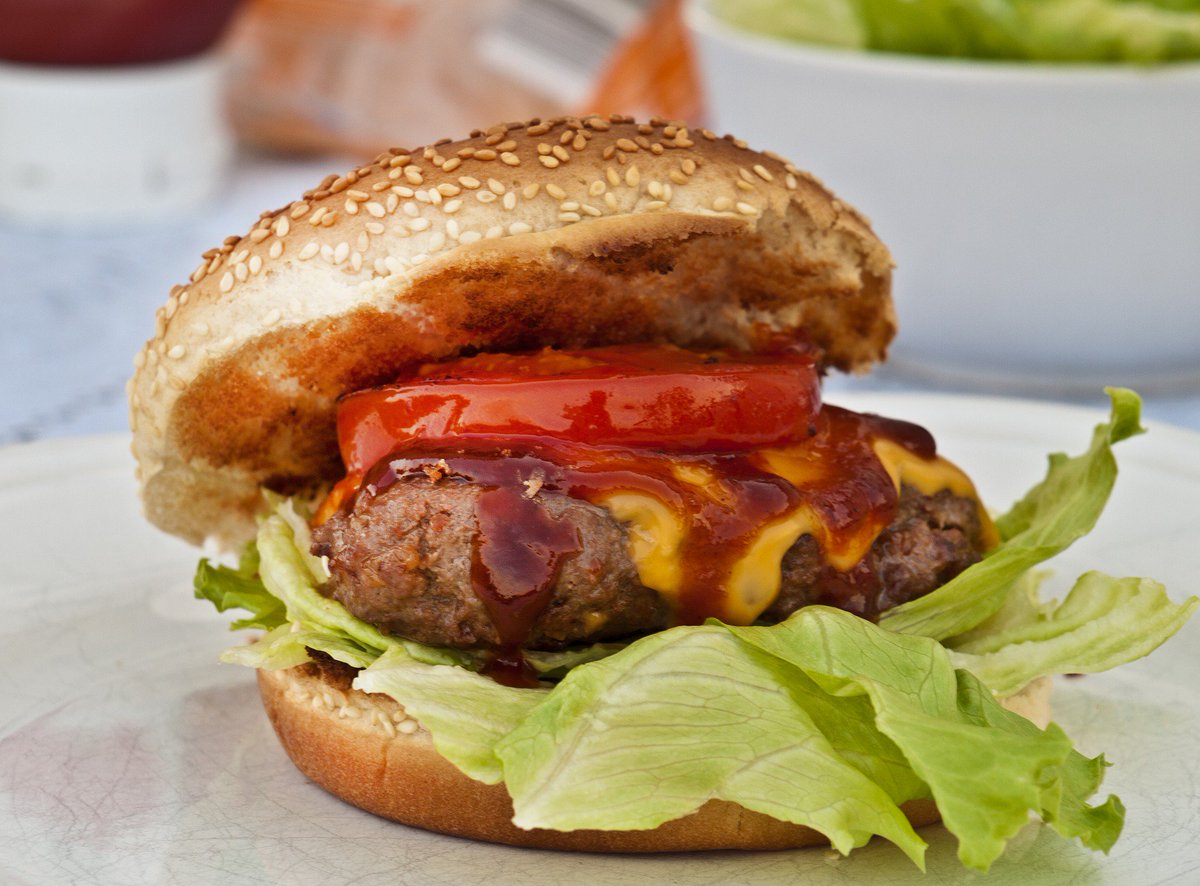 Homemade #burgers using minced #steak are a healthy alternative. Make smaller patties for kids #healthyeating #yum #KeeptheKidsHappy