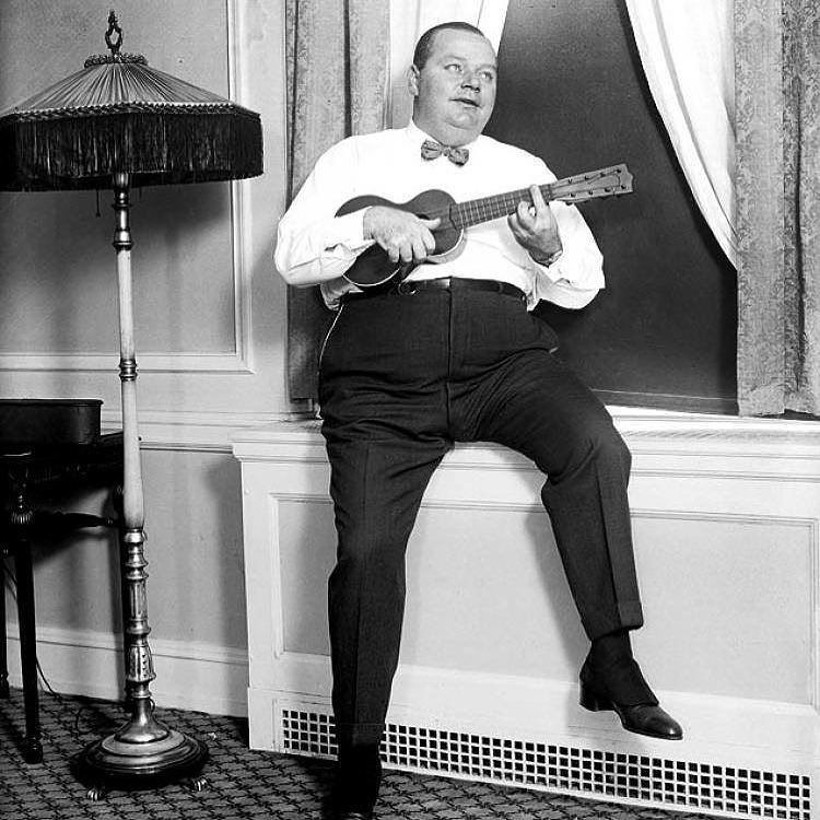 Kamuke's tweet photo. What’s that? You want to see a photo of silent movie star Fatty Arbuckle playing a Martin Taropatch? Sure! 🎬😃 #ukulele #uke #kamuke #martin #taropatch #fattyarbuckle #silentmovie #hollywood https://t.co/R2dAX9jEO5 https://t.co/5L949ATvKt