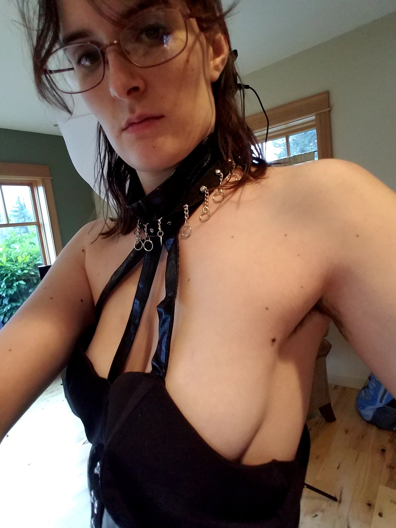 1 pic. Lol my tits and my ass have opposite problems in this dress. https://t.co/KmzaFqpEgD