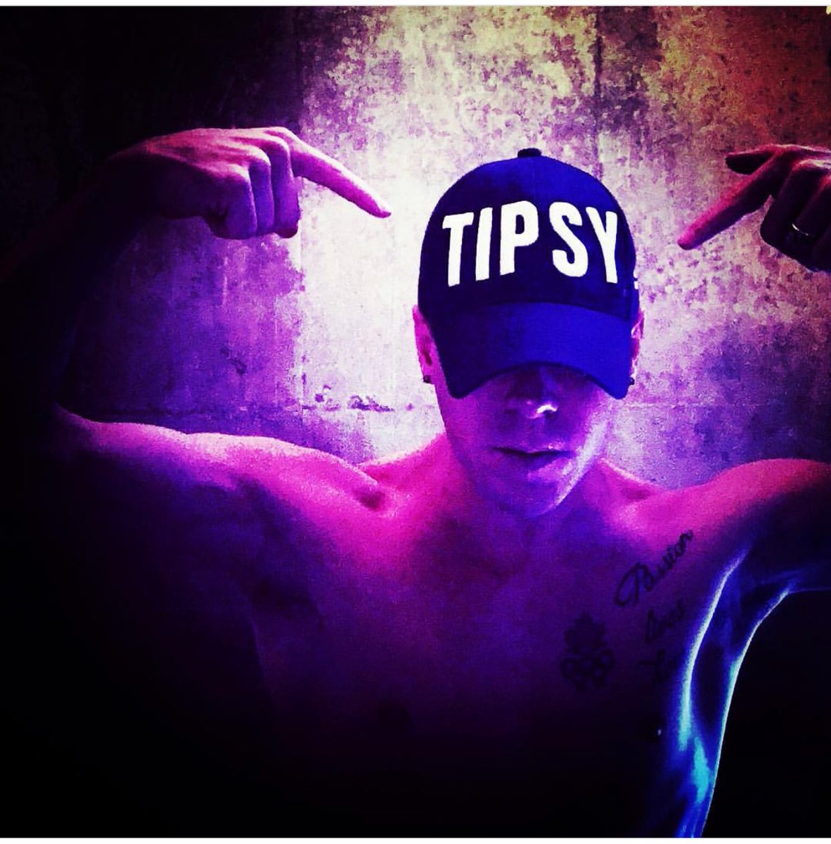 tumblerandtipsy's tweet photo. @official_shawn_sawyer wearing our infamous “TIPSY” SnapBack hat! ❤️U SHAWN! 💕🖤💕 -T&T #shawnsawyer #michaelkuluva #tumblerandtipsy #tipsysquad #tipsyhat #tipsy #snapback #hat #olympicfigureskater #olympian #f4f #c4c #starsonice #canadianfigureskating #figureskater #iceskater https://t.co/16JSrr10tW