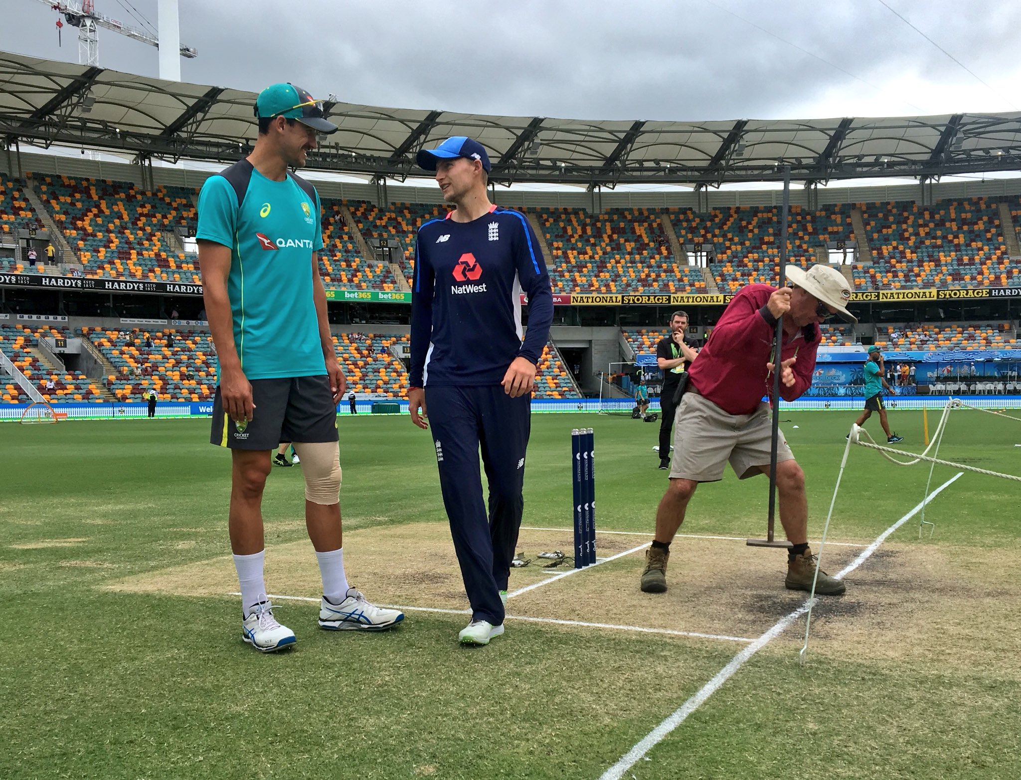 Cricket Com Au All S Fair In An Ashes Battle After Their Showdown Yesterday Joe Root Mitchell Starc Have A Chat In The Middle Of The Gabba T Co Eaxi4psrrg Twitter