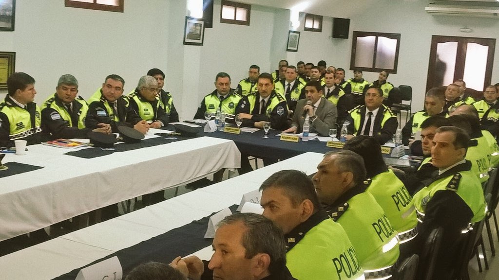 Hofer2112's tweet photo. 1. Con la provincia con menos policías por habitantes.
2.Con la tasa más baja de encarcelamiento judicial.
3. Con 8000 detenidos en 2 años y el 81% en libertad.
Con todo eso bajamos el delito por 2 año consecutivo. Esto es gestión y optimización de la una política pública. https://t.co/O9ay3fxAd1