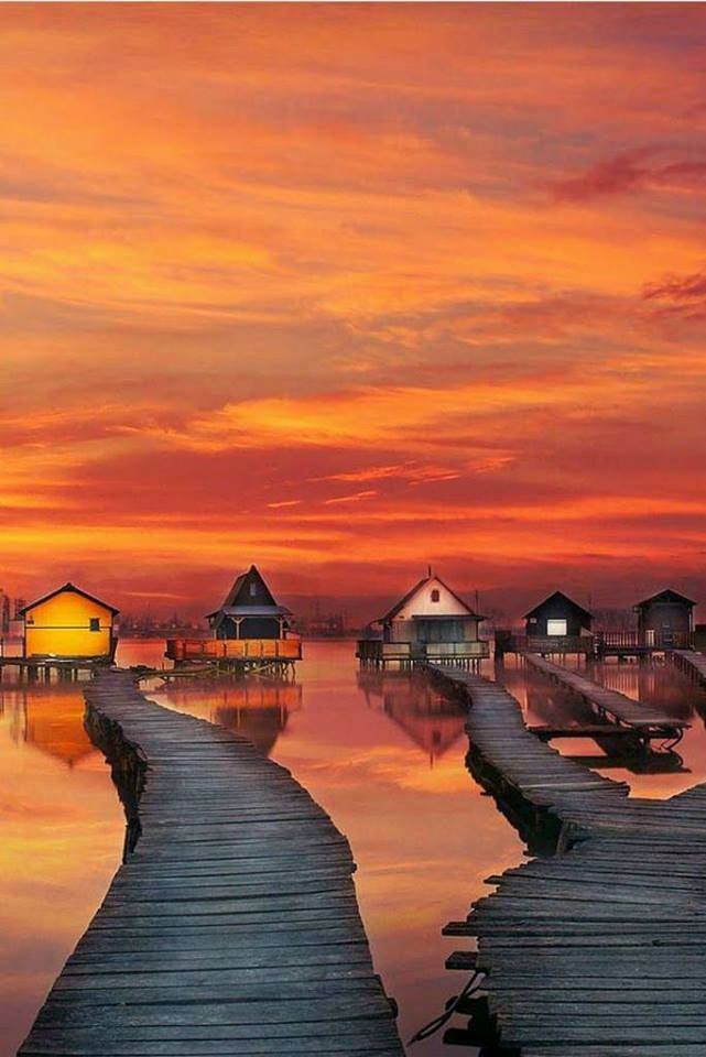 hector_hess's tweet image. Fishing houses at sunset - Bokodi-Hutoto Lake, Hungary (Photo by Arturas Burming) igualito al conurba LPM