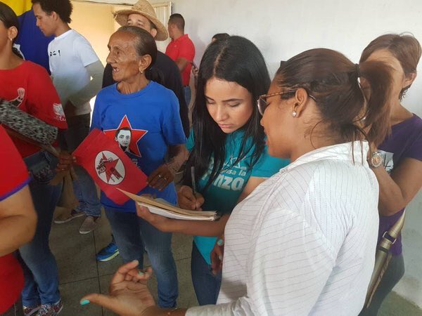 OficdePersonal's tweet photo. Hoy desde el municipio Torres la @OficdePersonal junto a nuestra Gobernadora @gestionperfecta  escuchamos las necesidades sociales y de empleo de los Caroreños en una gran concentración. https://t.co/melGB1HZHt