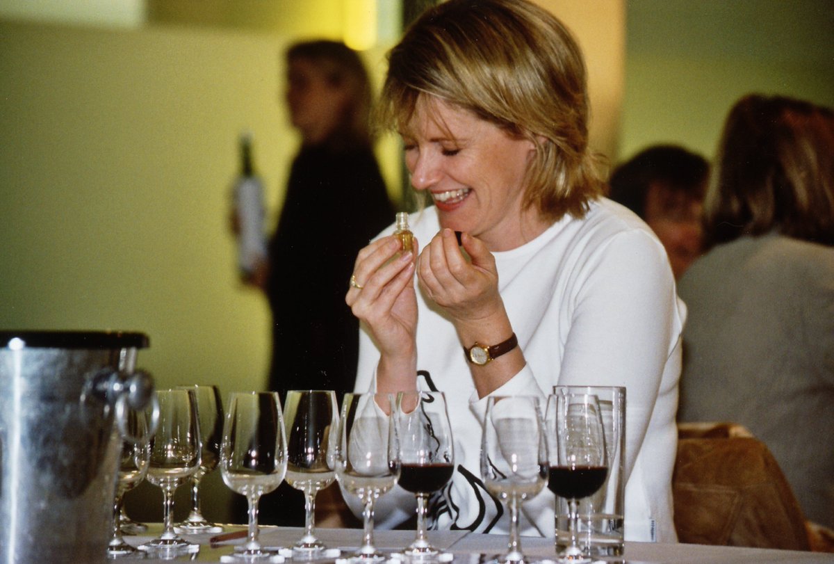 rosemurraybrown's tweet photo. COMPETITION TIME!  Retweet &amp; Like for your chance to win a place on our #Chocolate &amp; #Wine Tasting in #Edinburgh on Tues 12 Dec 7.30pm-9.30pm @smwsTheVaults @SMWSUK with @thinkingchoc : worth £42   Comp ends 2/12/17  #win 
https://t.co/A2tFZr03M2 https://t.co/IYM7hHamOL