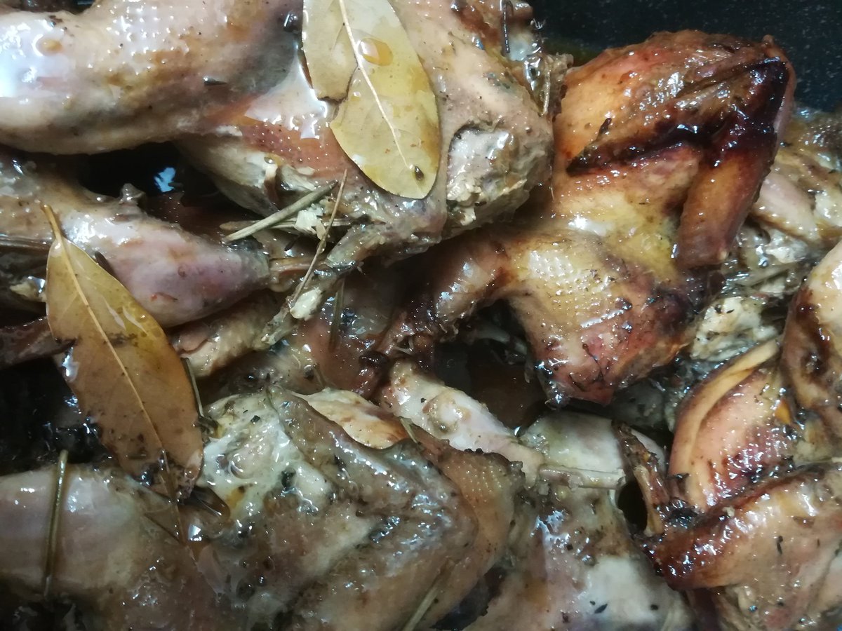CBegues's tweet photo. Els perdiuaires també gaudim de bons plats #perdius #begues al forn a foc lent per fer un bon confit. Tot regat amb un bon vi negre. https://t.co/SsABD7VtAP