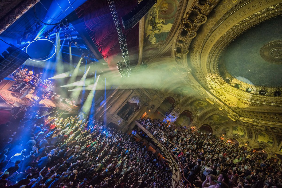 SCI_Official's tweet photo. 🤩 What a treat to play at the world famous @chicagotheatre! Such a stunning venue! 📸: @SkolnikJosh https://t.co/2Wh2ARLPmf