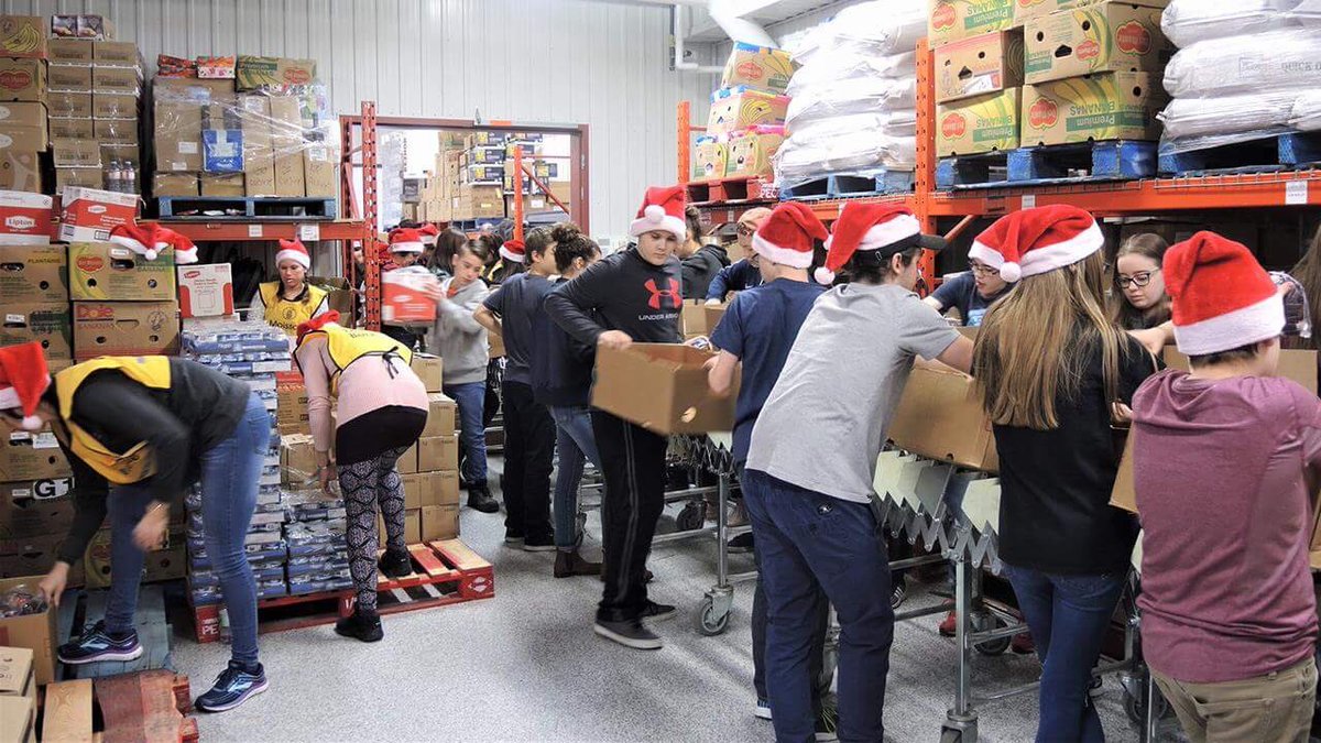 EnBeauce's tweet photo. 130 bénévoles ont rempli 2350 paniers de Noël ce matin, le samedi 24 novembre, chez Moisson Beauce à Saint-Georges. #MoissonBeauce #EnBeauce #PaniersdeNoël #Beauce #SaintGeorgesdeBeauce https://t.co/MEz0rEACmT
