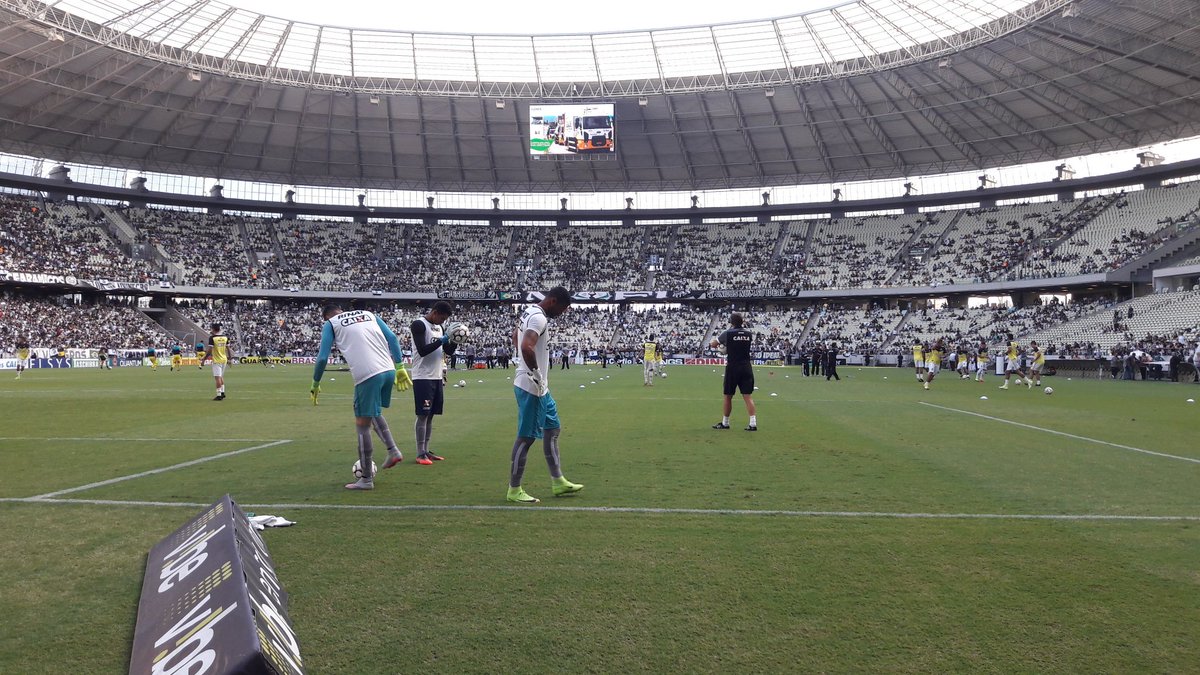 ABCFC's tweet photo. ⛿#SempreABC | Mais Querido inicia aquecimento no gramado da Arena Castelão, em Fortaleza (CE). https://t.co/dy3OTHqGUv