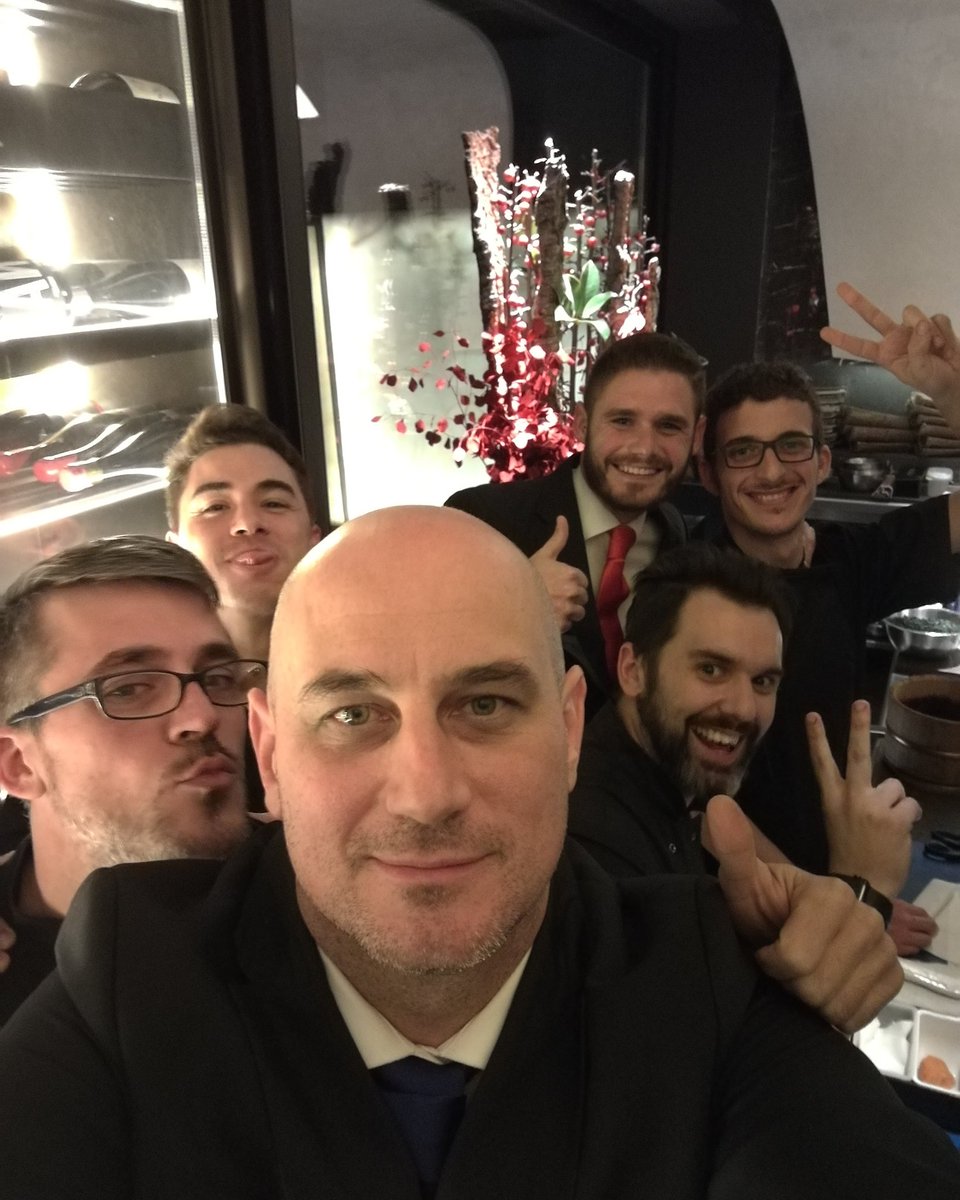 Empezamos la noche del #sabado en <a href="/KaButoKaji/">KaButoKaji</a>  #equipazo #sushi #fusion <a href="/EVernacci/">Eric Vernacci</a> @jonhyduck