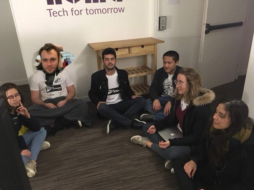 laure_hbrt's tweet photo. Satisfaits d’être tout de même sur le podium #HackGenius17 https://t.co/7tl2CGSEEf