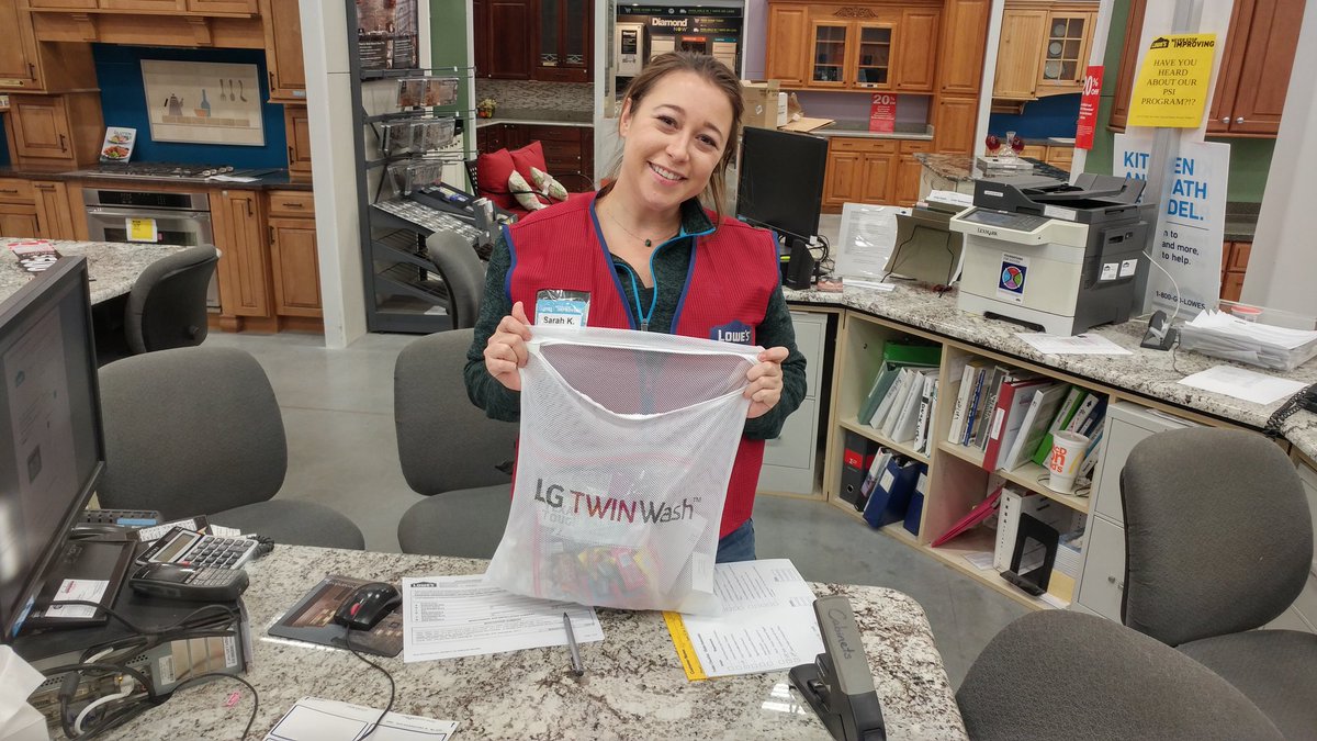 LGjordanR's tweet photo. Spreading #LGCheer at @Lowes2812 https://t.co/XR58bG1YCB