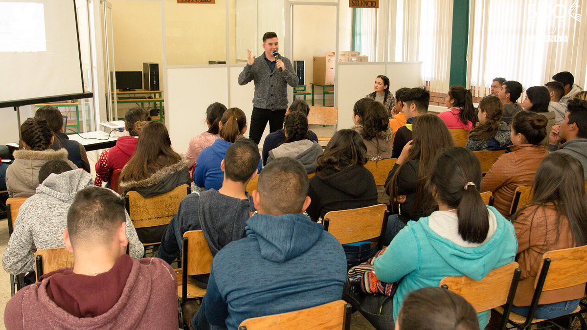 BooktubeDurango's tweet photo. Conferencia impartida en el colegio de Bachilleres No.3 del municipio Francisco I.Madero , invitando a jóvenes lectores a formar parte de la comunidad #BookTubeDurango https://t.co/wN8tVXg0SJ