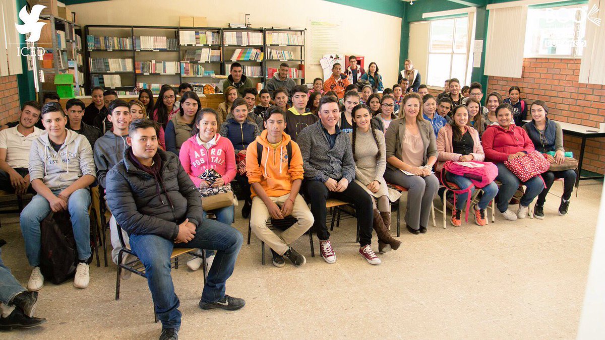 BooktubeDurango's tweet photo. Conferencia impartida en el colegio de Bachilleres No.3 del municipio Francisco I.Madero , invitando a jóvenes lectores a formar parte de la comunidad #BookTubeDurango https://t.co/wN8tVXg0SJ