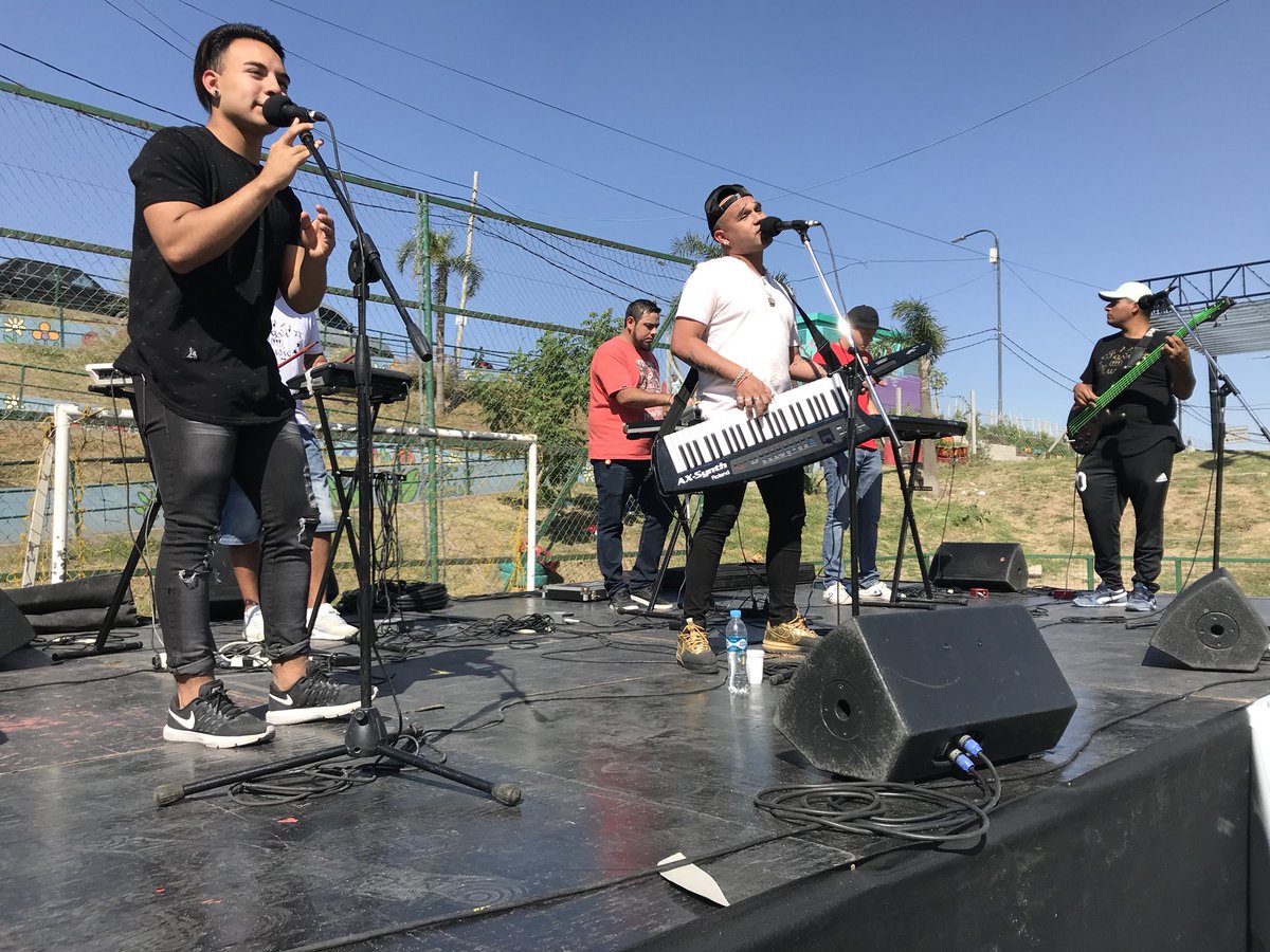 jpbarriosdelsur's tweet photo. #Ahora tocando en vivo para todos los vecinos de #Lugano
#JaviMusic directo de la #Villa21 #Barracas
Los barrios del sur de la Ciudad se unen para festejar el Aniversario de la Ley de la Urbanización de #Barrio20 https://t.co/MFdMN34eN4