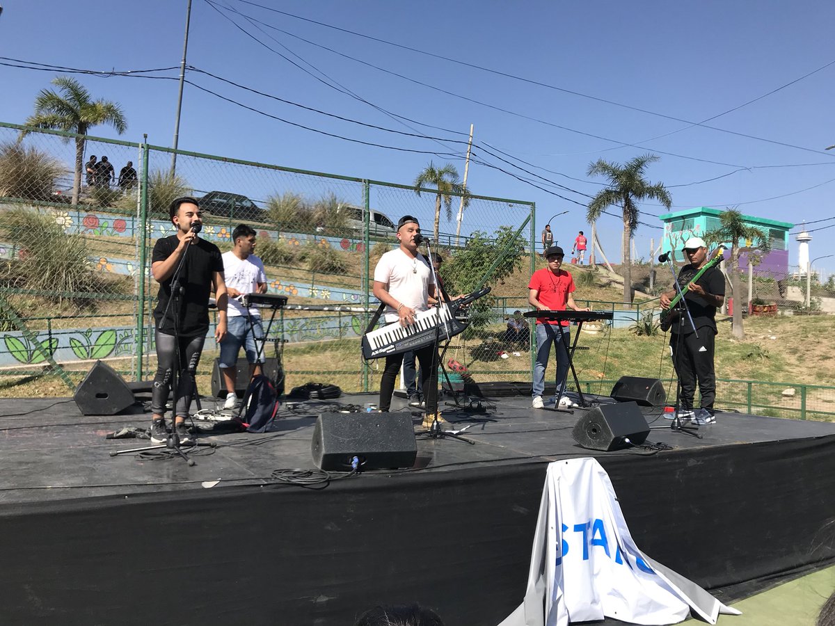 jpbarriosdelsur's tweet photo. #Ahora tocando en vivo para todos los vecinos de #Lugano
#JaviMusic directo de la #Villa21 #Barracas
Los barrios del sur de la Ciudad se unen para festejar el Aniversario de la Ley de la Urbanización de #Barrio20 https://t.co/MFdMN34eN4