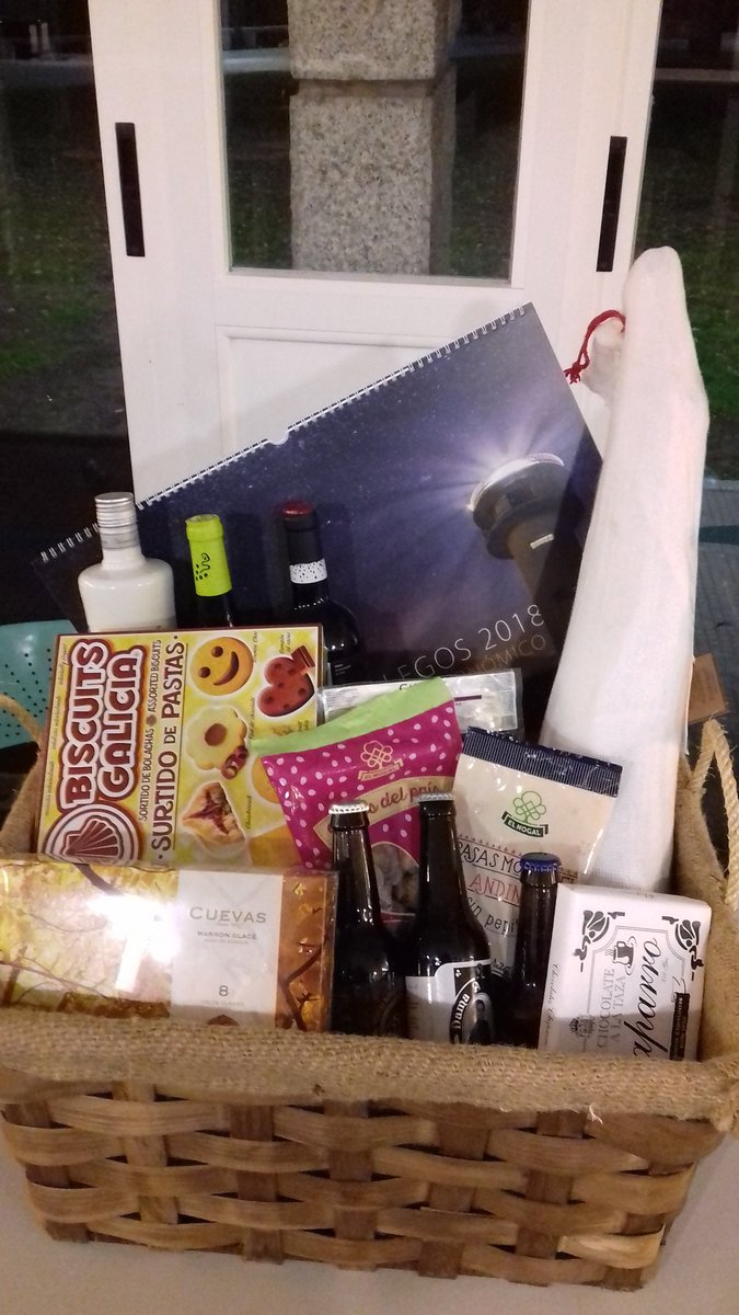 dosiveiga's tweet photo. Sabes que o vas "petar" cando te ves nunha #CestaDeNadal feita só con produtos galegos de calidade. Por tras de 7,5 kg de xamón reserva 😆 https://t.co/MIptlkMmiA