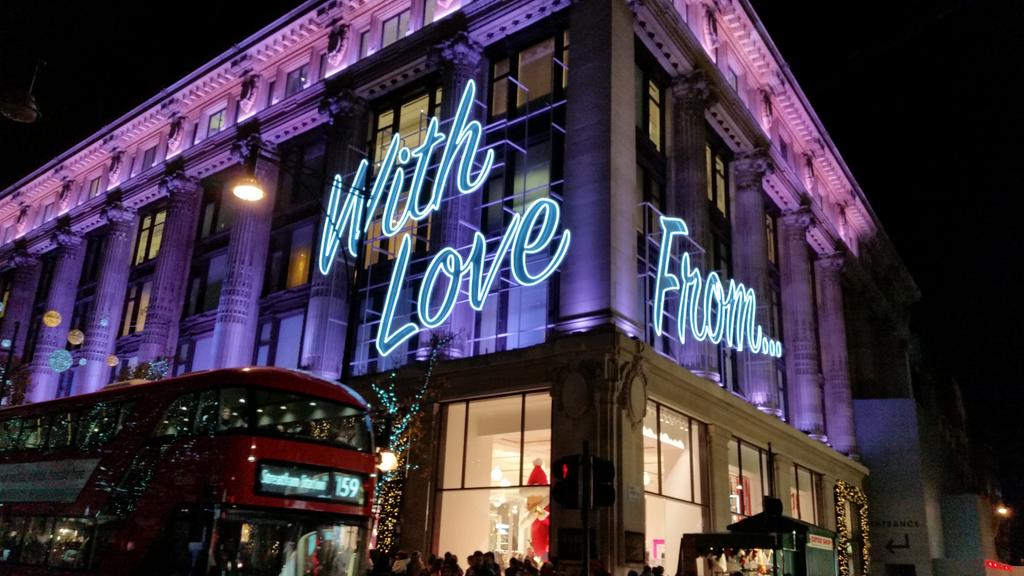 MsChristinaZ's tweet photo. Wouldn't be a complete visit to #OxfordStreet without seeing the #OxStLightsOn! π https://t.co/Y7O1khfVEq