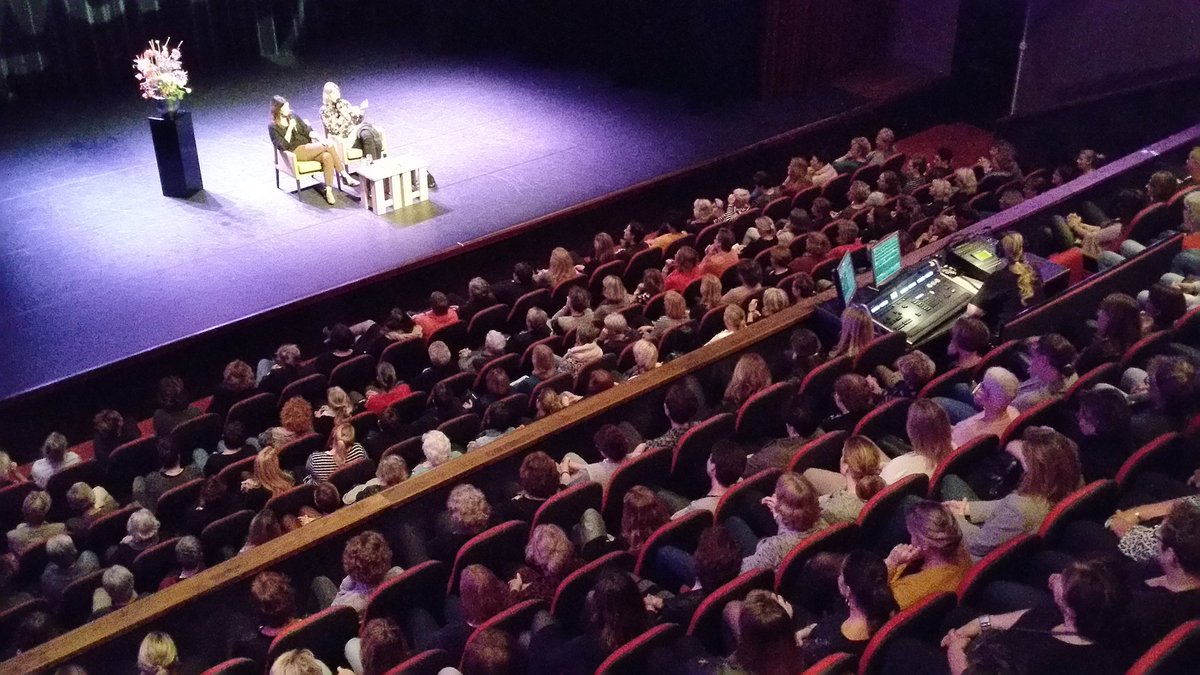 Volle bak in <a href="/Musiater/">Het Musiater</a> bij#isahoes <a href="/MedinaSchuurman/">Medina schuurman</a> #telijf  <a href="/LiemersBiblio/">Bibliotheek Liemers</a> @Kunstwerk2017