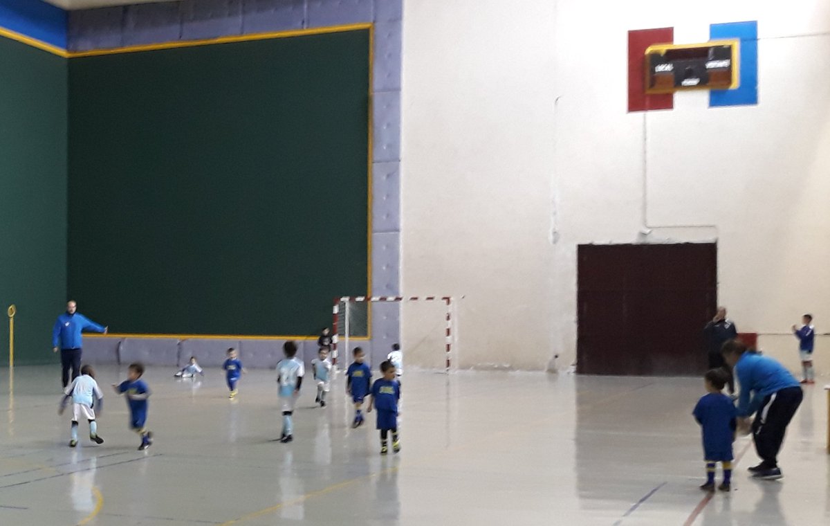 ADLLardero's tweet photo. Y después del derby de JUVENIL DIVISIÓN DE HONOR, partido de exhibición entre los equipos babys 2013/14 de @ADLLardero y @CDValleDelEbro. https://t.co/JlY0Oh3arj