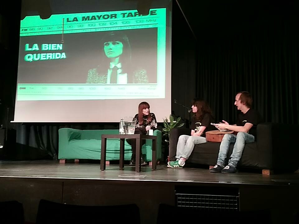 ondamayor's tweet photo. @LaBienQuerida en su primera entevista que le hacen en zapatillas en #LaMayorTarde2017 https://t.co/qQyfhZoWVz