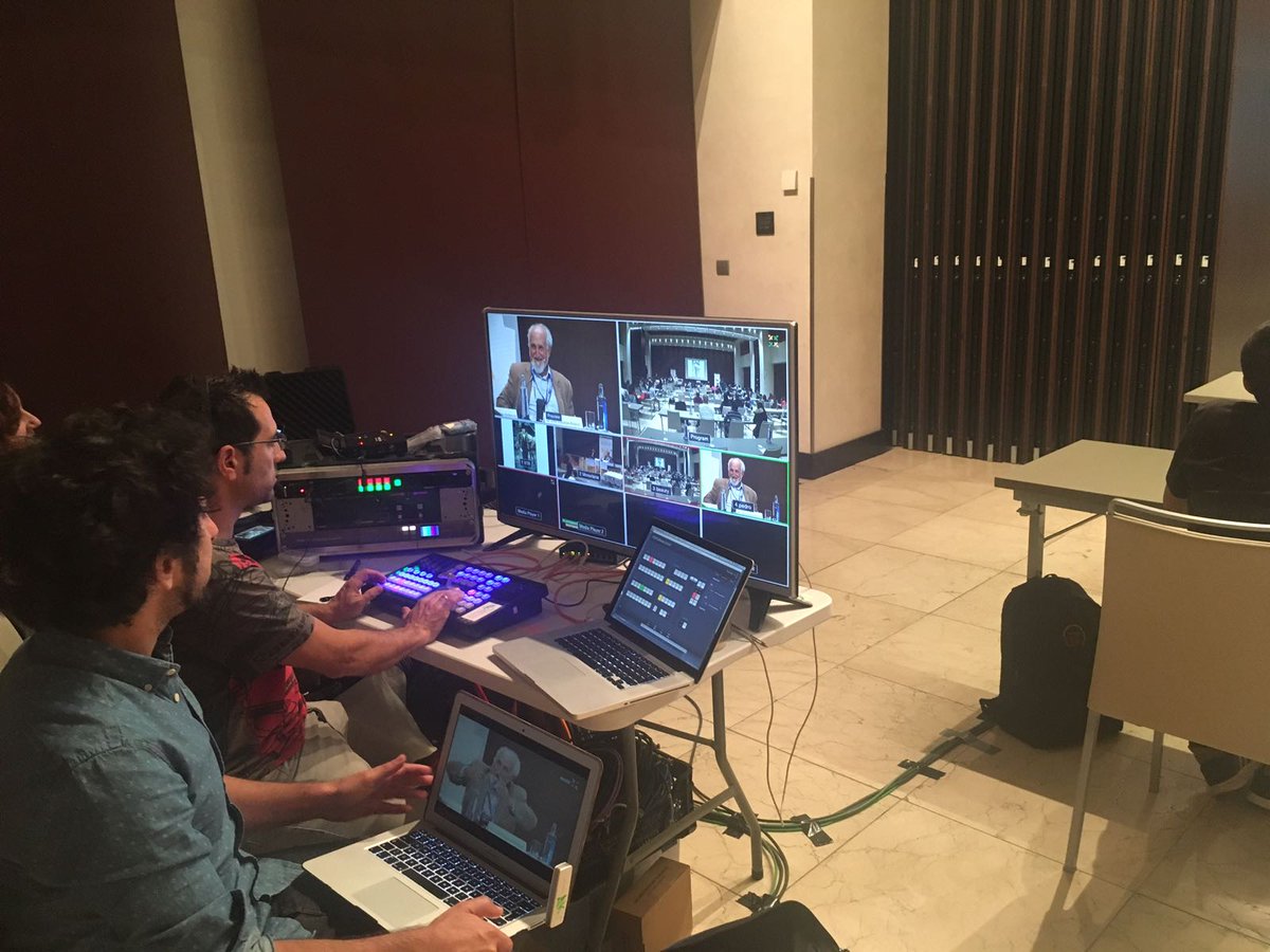 TrebujenaSalud's tweet photo. Llegamos al final y saludamos a las personas que han pasado el día con nosotras y nosotros grabando y haciendo posible que los que no hayáis podido venir, habéis seguido las ponencias. Gran iniciativa de @DN_Andalucia la del video en Streaming en estas jornadas. #CODINAN2017 https://t.co/Mvovah7cML