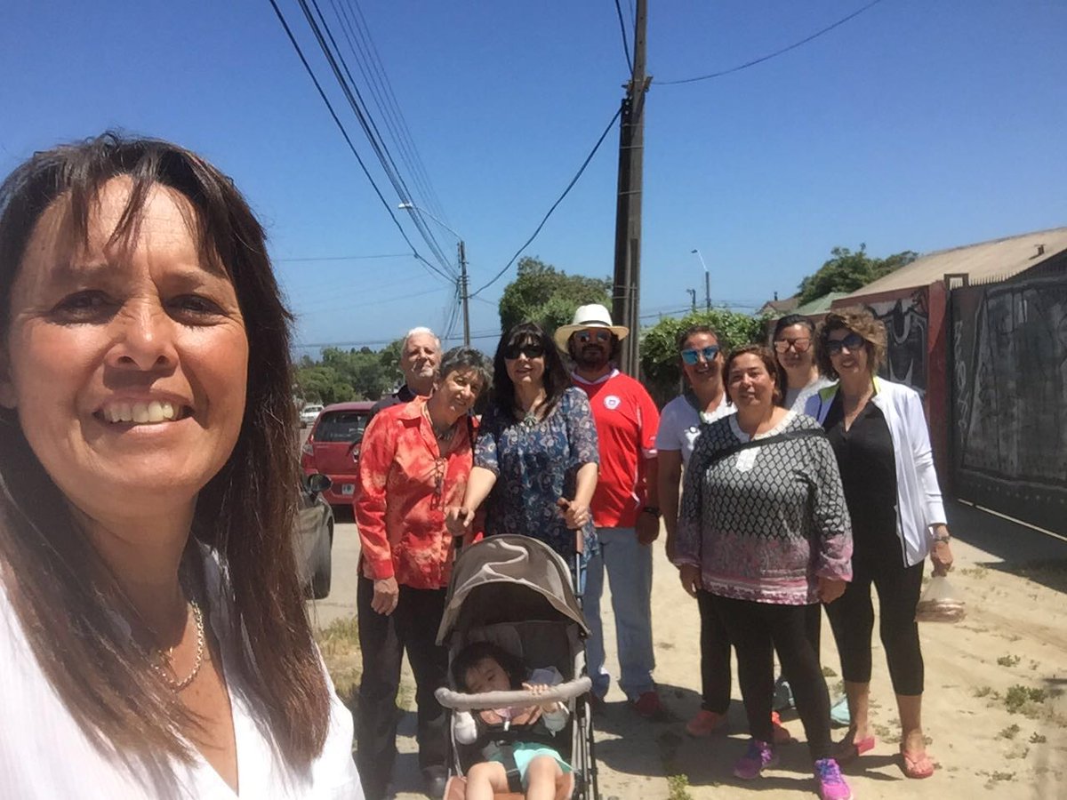 JUDIConcon's tweet photo. #puertaApuertaNacional 🚪
Con unidad! Hoy recorrimos #CONCÓN junto al gran equipo difundiendo el mensaje de #PiñeraPresidente #TiemposMejores https://t.co/B2hJPyWkCb