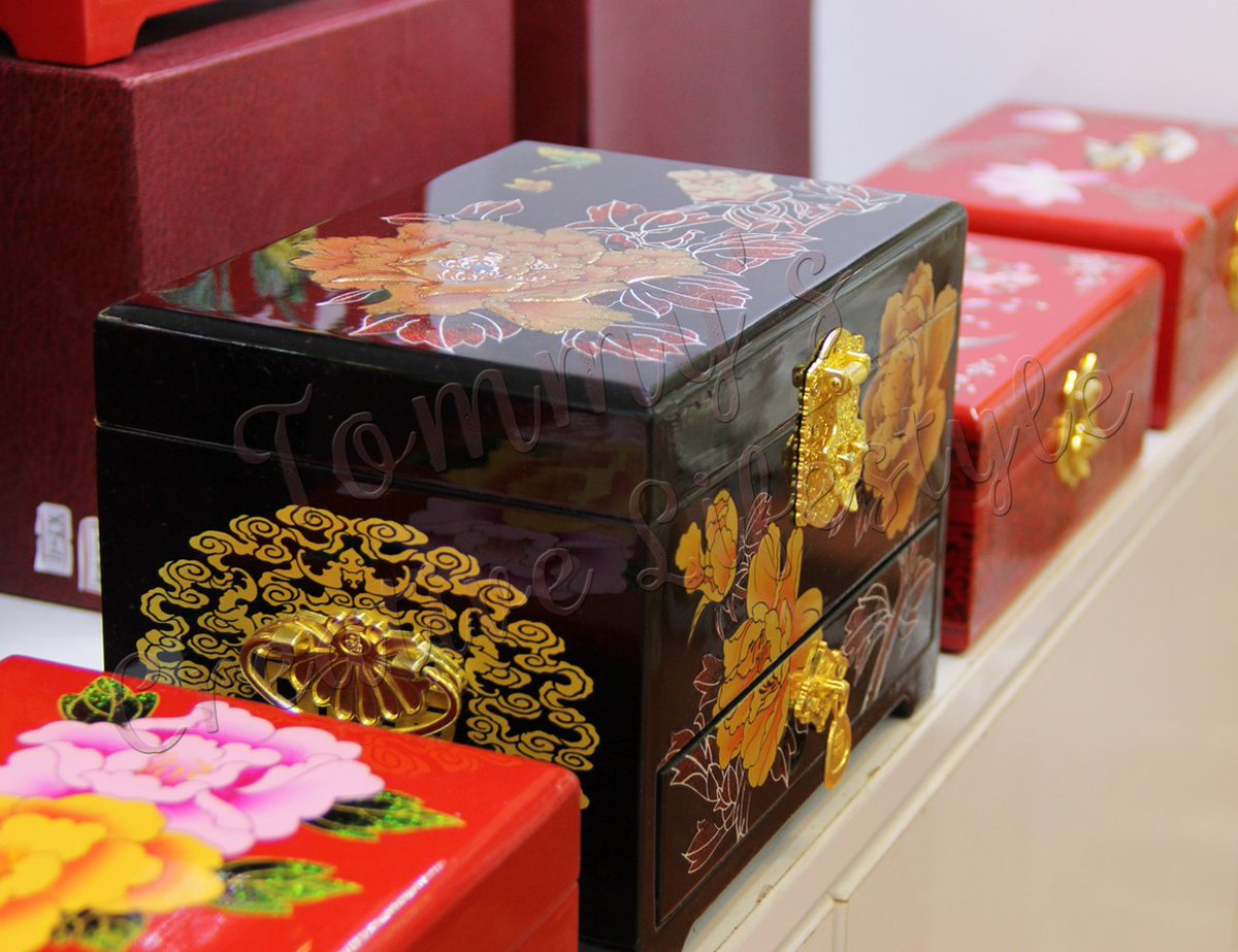 Tommyscreative's tweet photo. Fancy Traditional Chinese Lacquer Painting Jewelry Box WithDrawer @Tommyscreative GlobalVillageChinaPavilionShop152 @GlobalVillageAE #globalvillage #globalvillageuae #globalvillagedubai #globalvillage2017 #season22 #comeexperiencetheworld #tommyscreativelifestyle #mydubai #dubai https://t.co/EvUrZiZpIY
