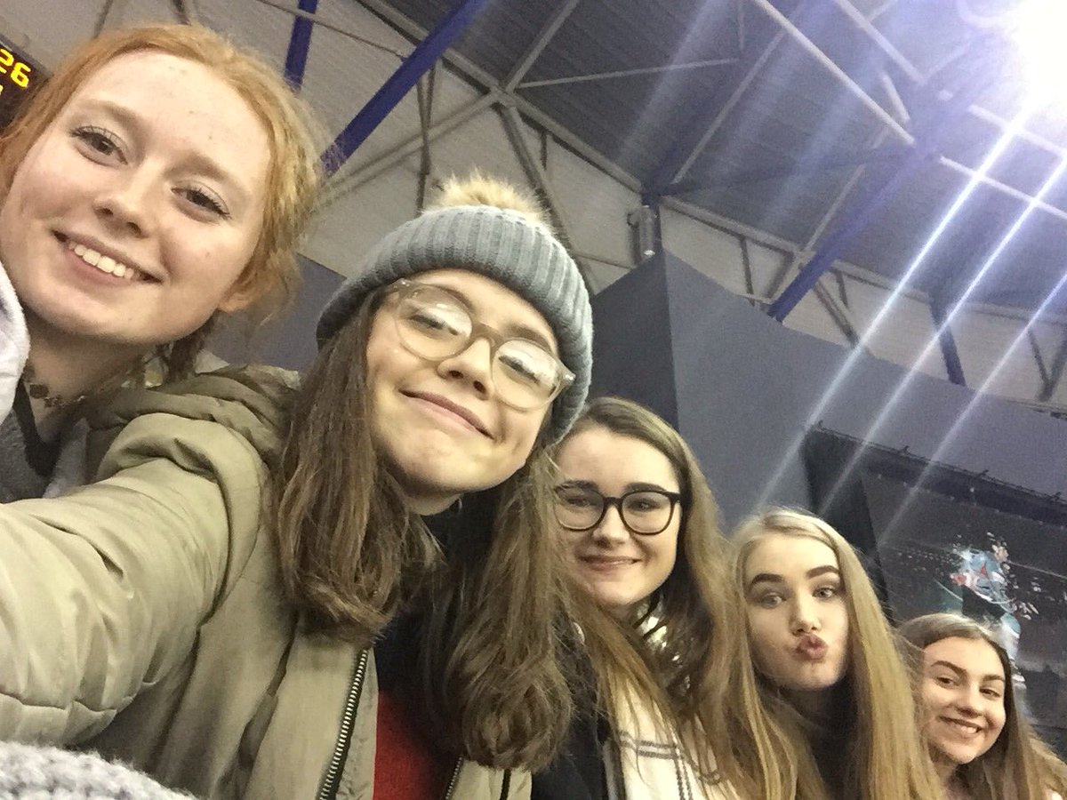 Bekahholl's tweet photo. #FriendshipFour #belfastgiants #putusonthescreen 🥅🏒😁 https://t.co/7Un2cmMQPR